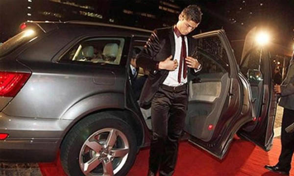 Ronaldo Spotted with his car 3pic