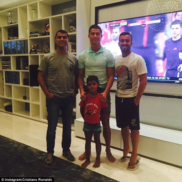 sr4 06082015 - Ronaldo enjoying the Madrid vs Bayern match with his family