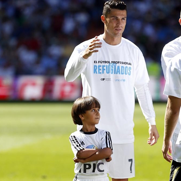 sr4 20092015 - The world’s most sympathetic player - Cristiano Ronaldo with Syrian refugee child 456