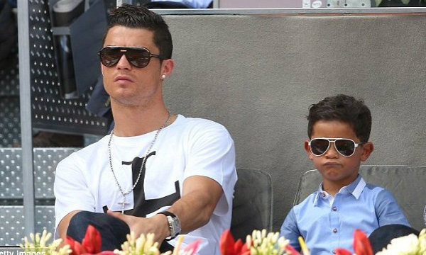 feauterd image - 14102015 Cristiano Ronaldo junior sticks finger up at dad during award speech