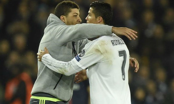 feauterd image - 23102015 Cristiano Ronaldo was approached by a pitch invader during PSG clash