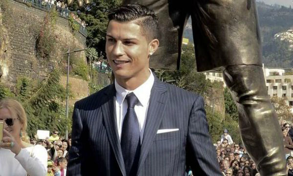 feauterd image - 29102015 Cristiano Ronaldo signs an agreement with Madeira government