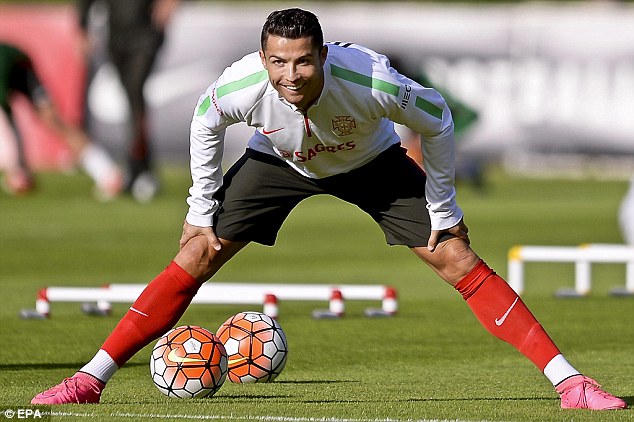 sr4 08102015 - Cristiano Ronaldo continue his training session in Braga for Euro Qualifiers