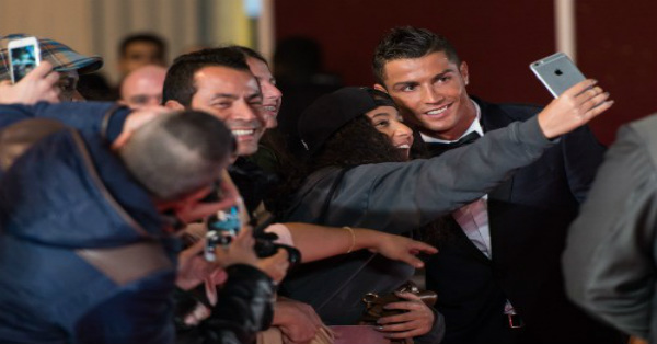 feauterd image - 11112015 Did you know Cristiano Ronaldo tries Selfie World Record in London