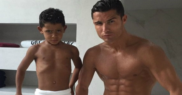 feauterd image - 29112015 Amazing!! Cristiano Ronaldo posted a selfie on Instagram with his son pose shirtless in the gym