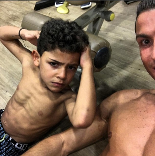 sr4 29112015 - Amazing!! Cristiano Ronaldo posted a selfie on Instagram with his son pose shirtless in the gym