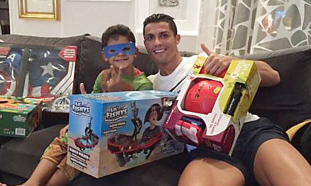sr4 10032016 - Amazing!! Cristiano Ronaldo stars in accuracy practice with his son