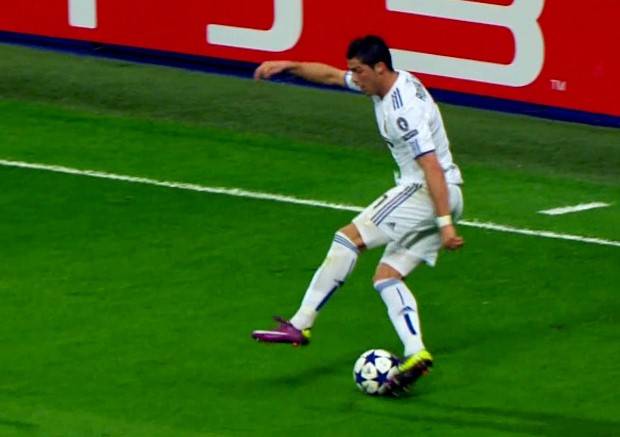 Amazing trick!! Cristiano Ronaldo does a 'Rabona' pass during training session