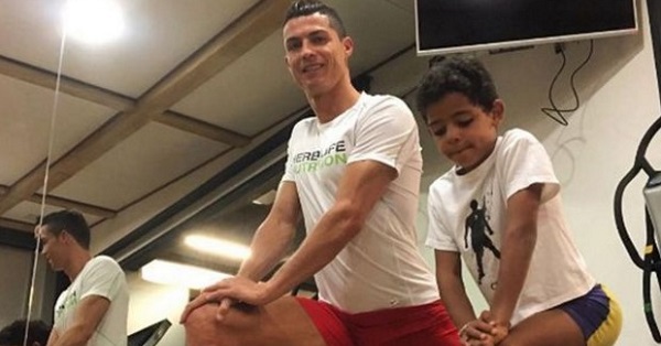 Cristiano Ronaldo joined by his son Ronaldo jr. at the gym ahead of Madrid's derby