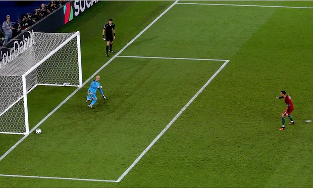 sr4-15112016-Video: Cristiano Ronaldo's penalty miss for Portugal-001