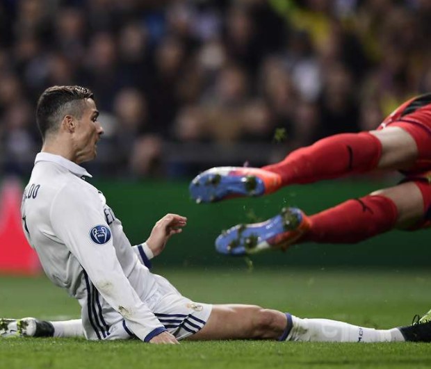 sr4-09122016-Does Cristiano Ronaldo petulantly kicking out at Borussia Dortmund player?-001