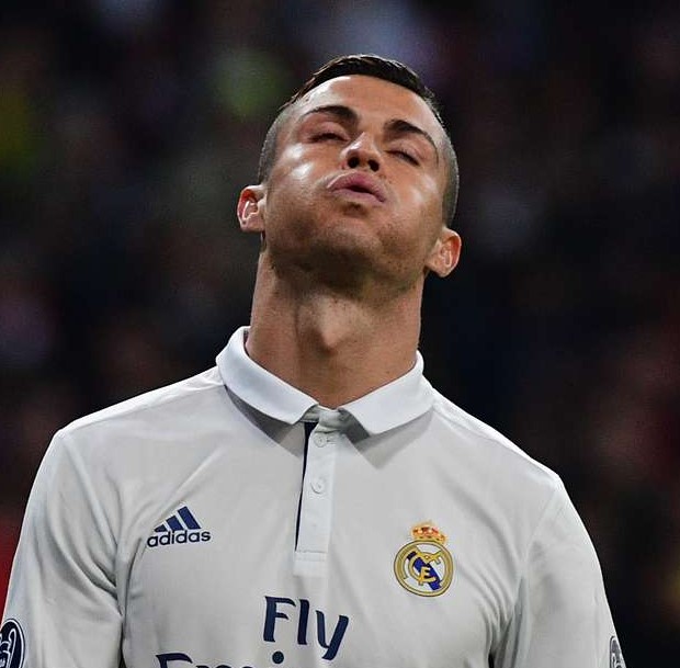 sr4-12122016-Cristiano Ronaldo looked worried in the stands with the score vs Deportivo 1-1-001