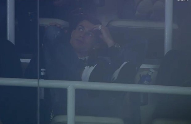 sr4-12122016-cristiano-ronaldo-looked-worried-in-the-stands-with-the-score-vs-deportivo-1-1-002
