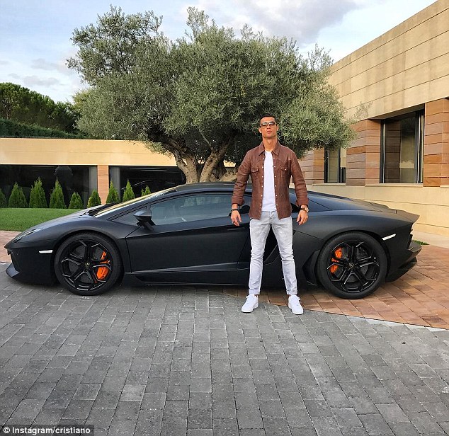 OMG! Ronaldo's Lamborghini Got Towed from Ski Resort!