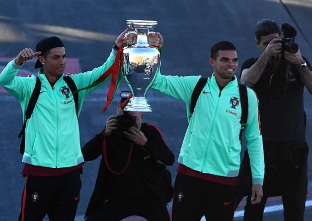 WOW!! Cristiano Ronaldo and his Portugal team-mates show off Euro 2016 trophy