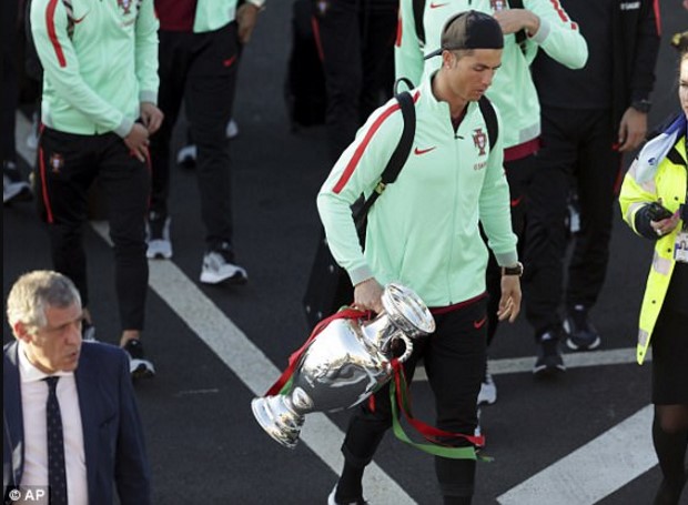 WOW!! Cristiano Ronaldo and his Portugal team-mates show off Euro 2016 trophy