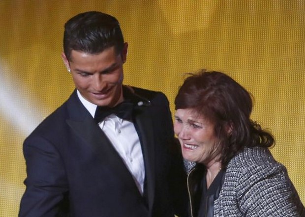 [Video] Some come with girlfriends, but Cristiano Ronaldo takes his mother to places.