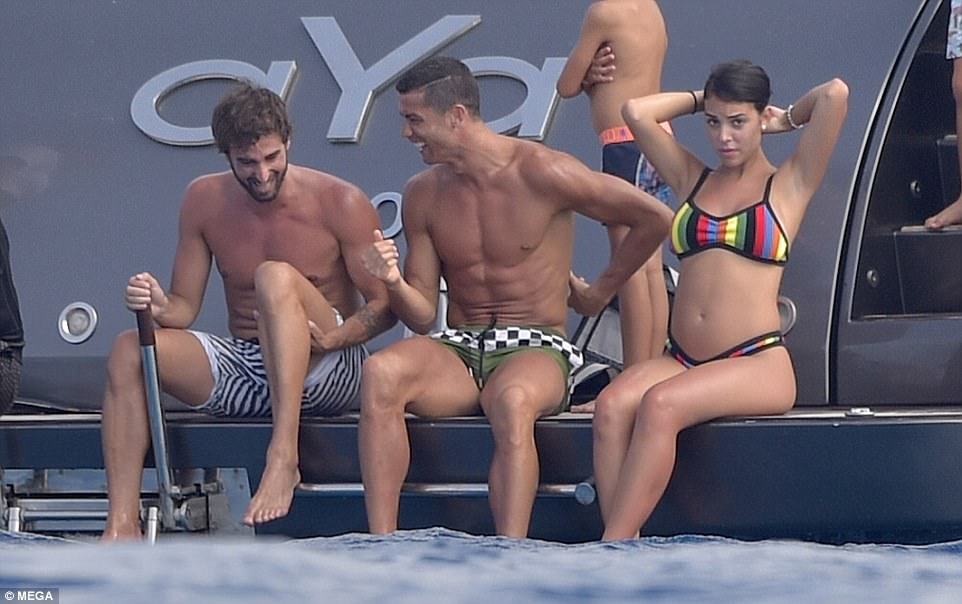 Ronaldo holidaying Ibiza with Girlfriend who sparks new rumours