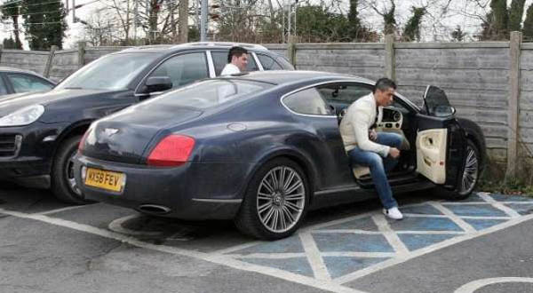 Ronaldo Spotted with his car 1pic
