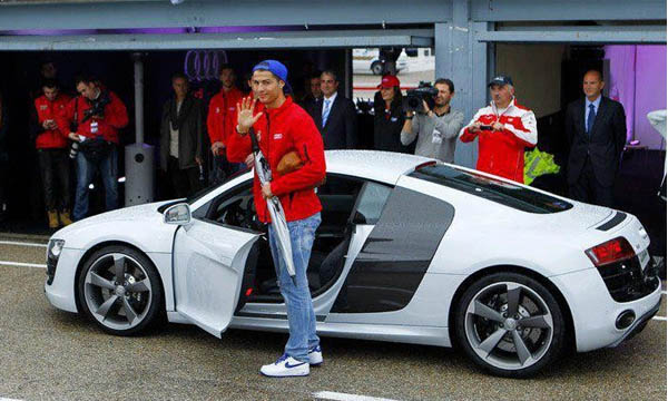 Ronaldo Spotted with his car 2pic