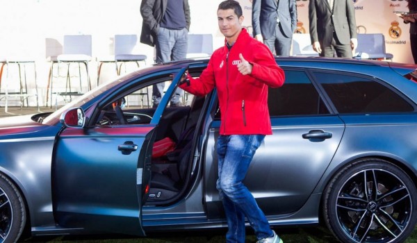 cristiano ronaldo pose with his car