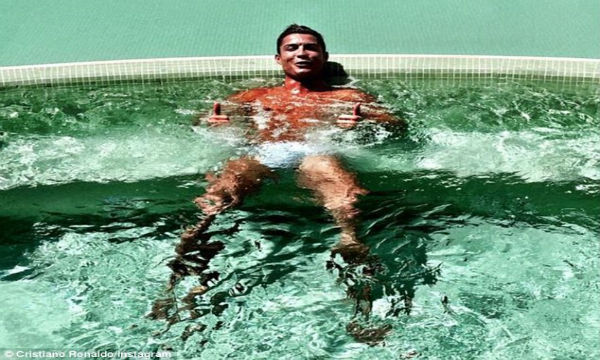 feautred image -29072015 Now some time to Relax - Ronaldo in swimming pool