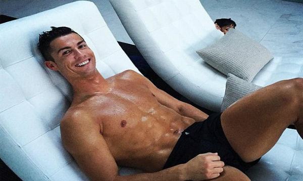 feauterd image - 26092015 Cristiano Ronaldo shows off his toned edging as he relaxes ahead of clash against Malaga