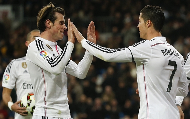 REFILE - CORRECTING IDENTITY OF GOALSCORER Real Madrid's Gareth Bale (L) celebrates his goal against Levante with teammate Cristiano Ronaldo during their Spanish First Division soccer match at Santiago Bernabeu stadium in Madrid March 15, 2015. REUTERS/Andrea Comas (SPAIN - Tags: SPORT SOCCER)