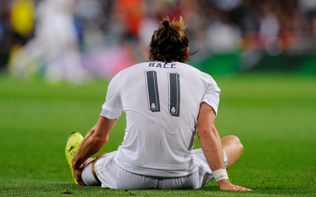 MADRID, SPAIN - SEPTEMBER 15: Gareth Bale of Real Madrid reacts after getting injured during the UEFA Champions League Group A match between Real Madrid and Shakhtar Donetsk at estadio Santiago Bernabeu on September 15, 2015 in Madrid, Spain. (Photo by Denis Doyle/Getty Images)