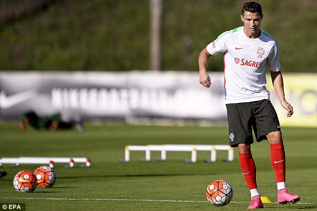 sr4 08102015 - Cristiano Ronaldo continue his training session in Braga for Euro Qualifiers.98