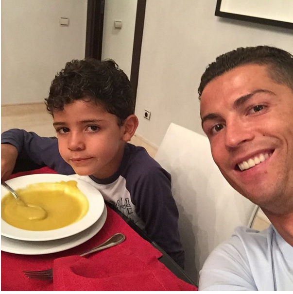sr4 21102015 - Amazing! Cristiano Ronaldo became the most popular Footballer on Instagram