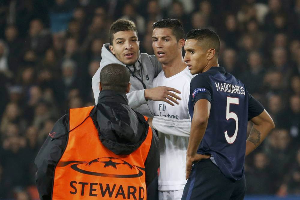 sr4 23102015 - Cristiano Ronaldo was approached by a pitch invader during PSG clash