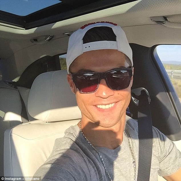 sr4 29102015 - Cristiano Ronaldo posted a new selfie on Instagram