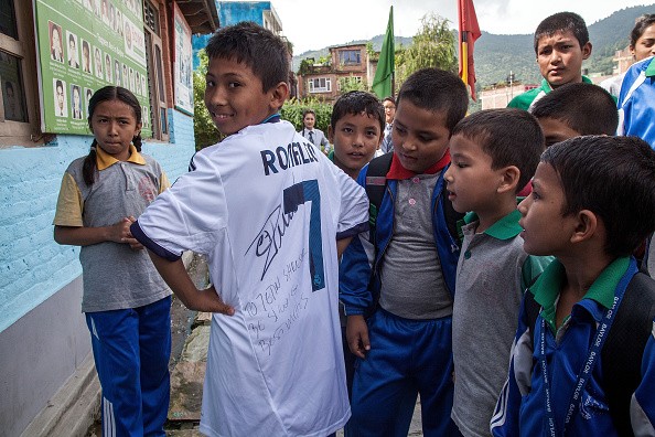 sr4 31102015 - Cristiano Ronaldo sent a signed shirt to his fan, who got this precious gift