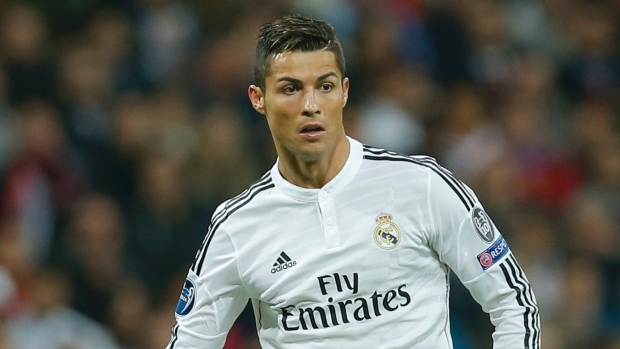 sr4 08112015 - Really!! Cristiano Ronaldo seems to punch Sevilla defender Grzegorz Krychowiak