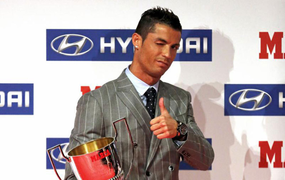sr4 09022016 - Cristiano Ronaldo receives his 3rd pichichi trophy.25