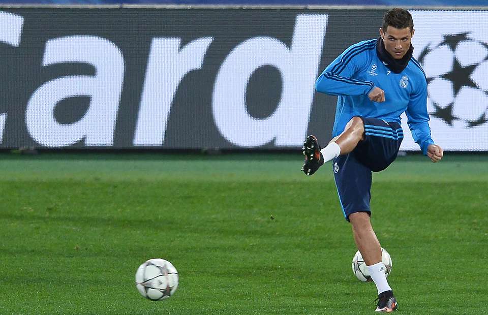 sr4 05032016 - Hilarious!! Cristiano Ronaldo pulls off elastico in Real Madrid training session