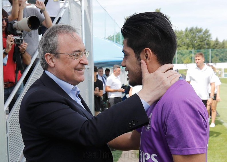 sr4 22072016 - Real Madrid president Florentino Perez welcomes Lucas Vázquez, Morata, and Sergio Díaz 003