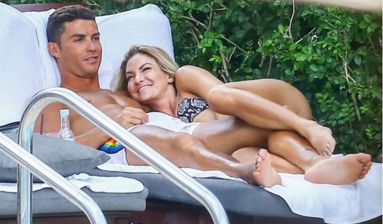 sr4 02082016 - Cristiano Ronaldo spotted kissing with stunning Instagram model Cassandre Davis 001