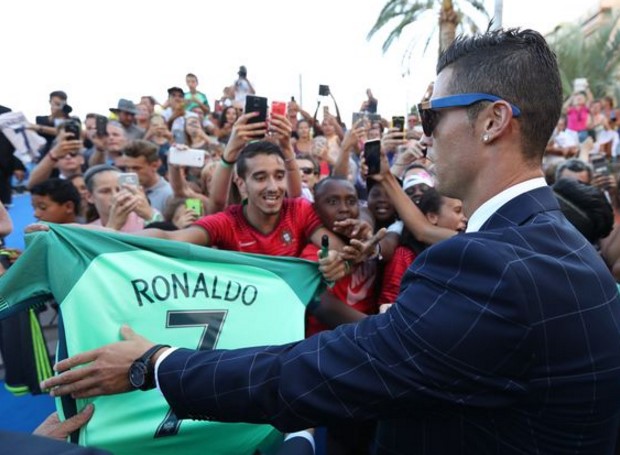 sr4-25092016-An Excited Cristiano Ronaldo fan spectacularly fails to meet his idol-001