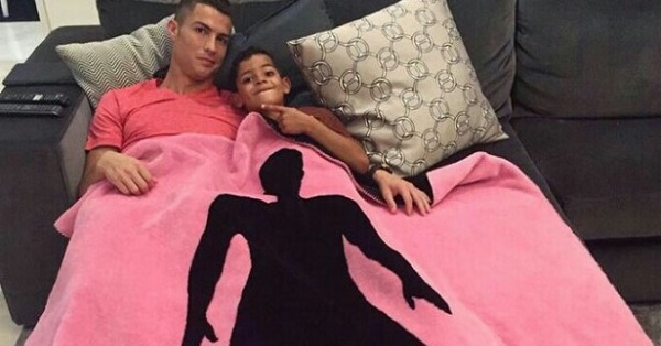 Cristiano Ronaldo raises breast cancer awareness with CR7 blankets -- RonaldoCR7.com