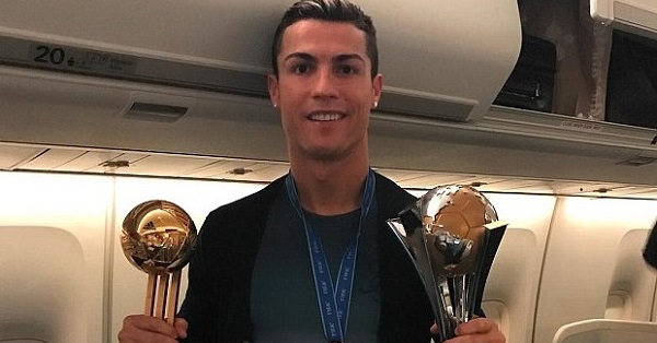 Gorgeous!! Cristiano Ronaldo celebrates on the plane with Club World Cup trophy