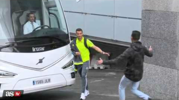 OMG!!! What This Crazy Fan is Doing With Ronaldo after the Storming of the Security Barrier