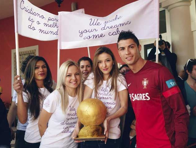 A girl fan who kissed Ronaldo and became the happiest person on earth!