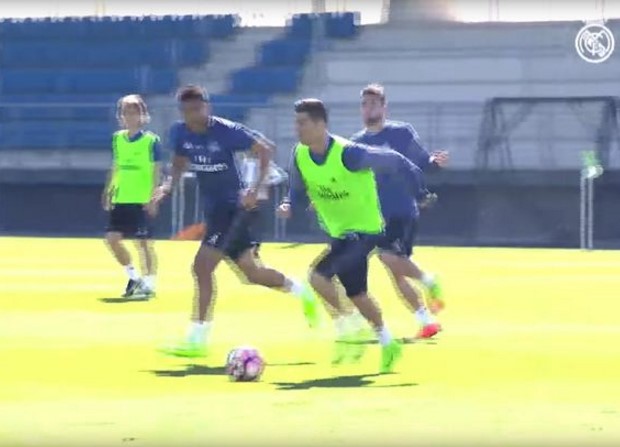 WOW!! Real Madrid cameraman can't stay up with the speed of stars as Cristiano Ronaldo leads one-touch show