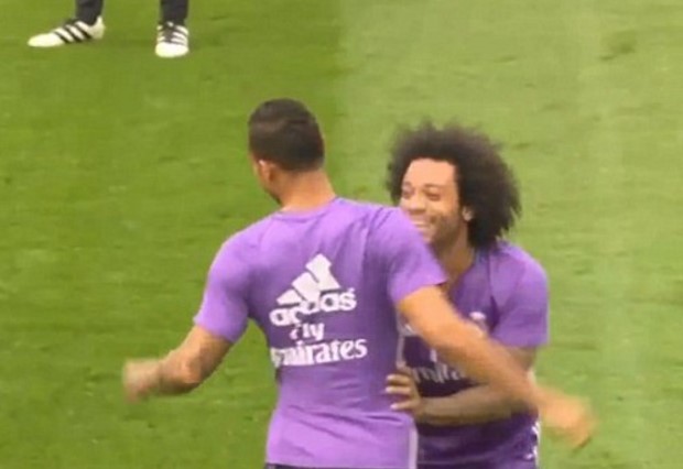 Video - Cristiano Ronaldo forced to go in the middle of rondo by Marcelo